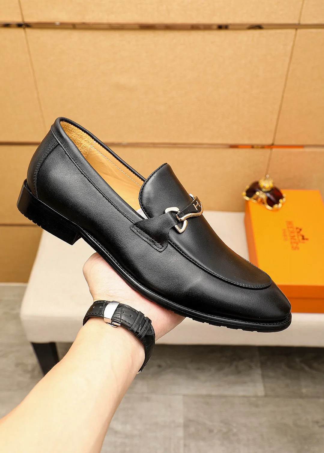 Men's shoes 💰442 💐 Product trademark: HERMES "Hermès" casual leather shoes Regular size: 38-44 (45🉑️customized) Product materials: Selected imported first-layer calfskin upper + luxury hardware buckle, imported water-dyed 🐂 cowhide lining. Strong three-dimensional visual effect, combined outsole Color: 1⃣️color optional